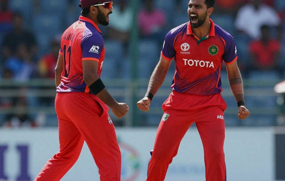 যে হাতগুলো স্কোরবোর্ড লেখে: এশীয় ক্রিকেটের নিয়মিত মৌসুম, টোকেনে বাঁধা টাকা আর ভক্তের ধৈর্য